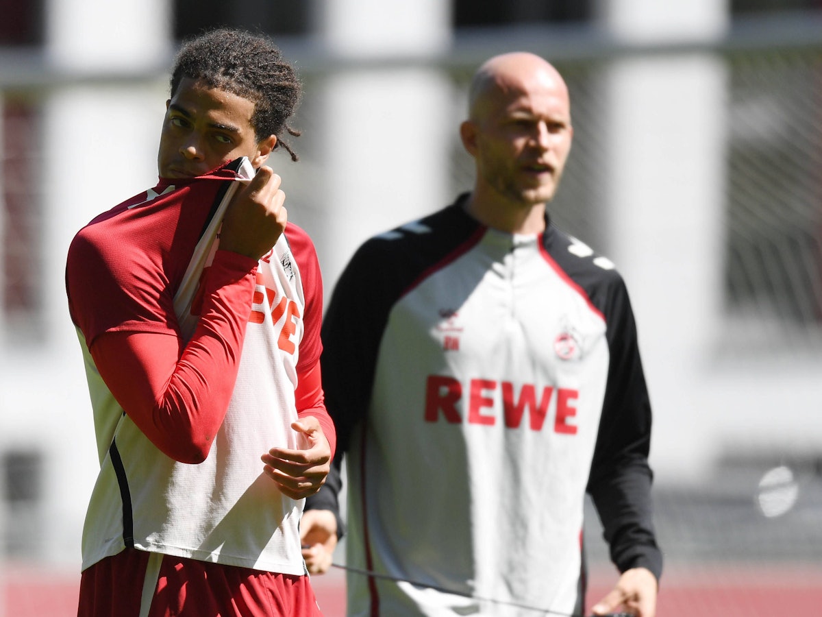Jahmai Simpson-Pusey (1. FC Köln) mit Trainer René Wagner beim Training.