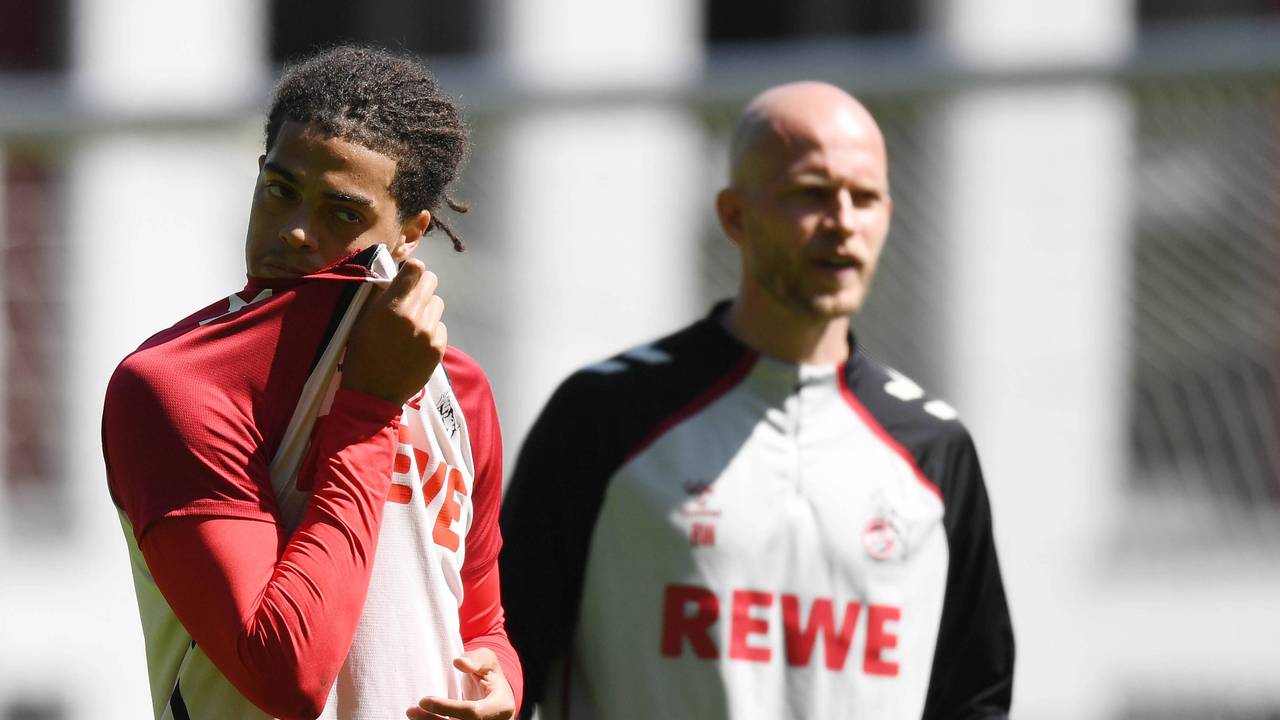 Jahmai Simpson-Pusey (1. FC Köln) mit Trainer René Wagner beim Training.