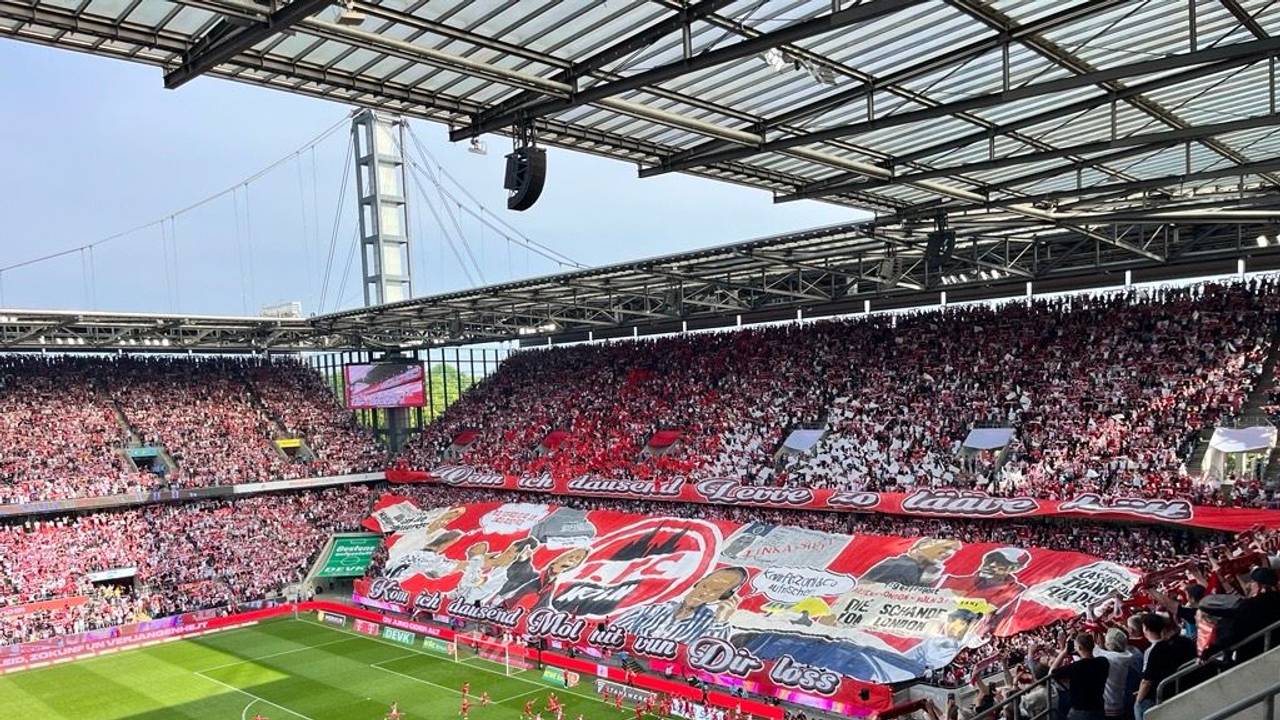 FC-Fans mit aufwändiger Choreo vor dem Heidenheim-Spiel.