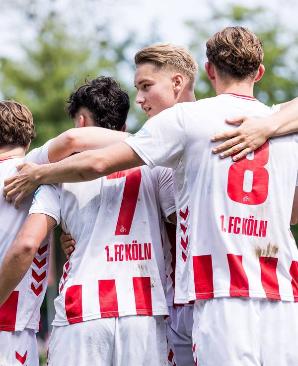 Spieler der U19 des 1. FC Köln jubeln über ein Tor.