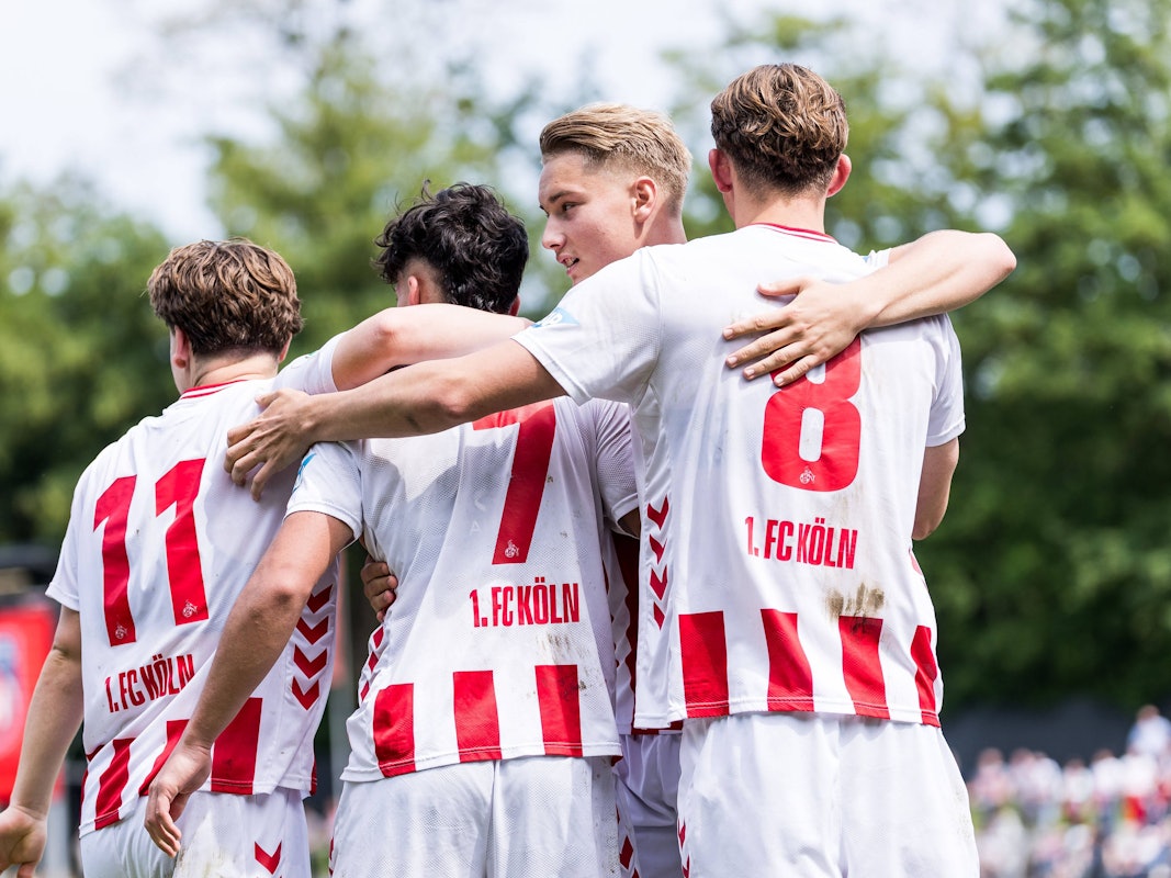 Spieler der U19 des 1. FC Köln jubeln über ein Tor.