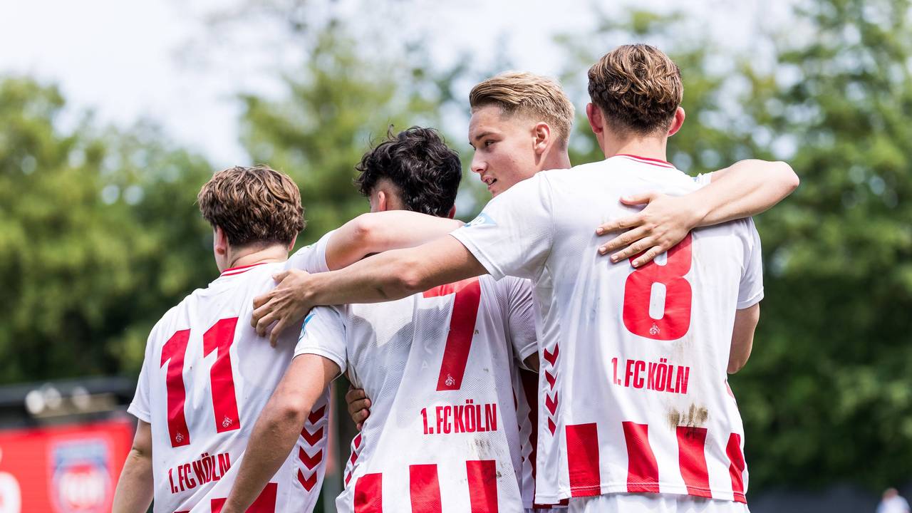 Spieler der U19 des 1. FC Köln jubeln über ein Tor.
