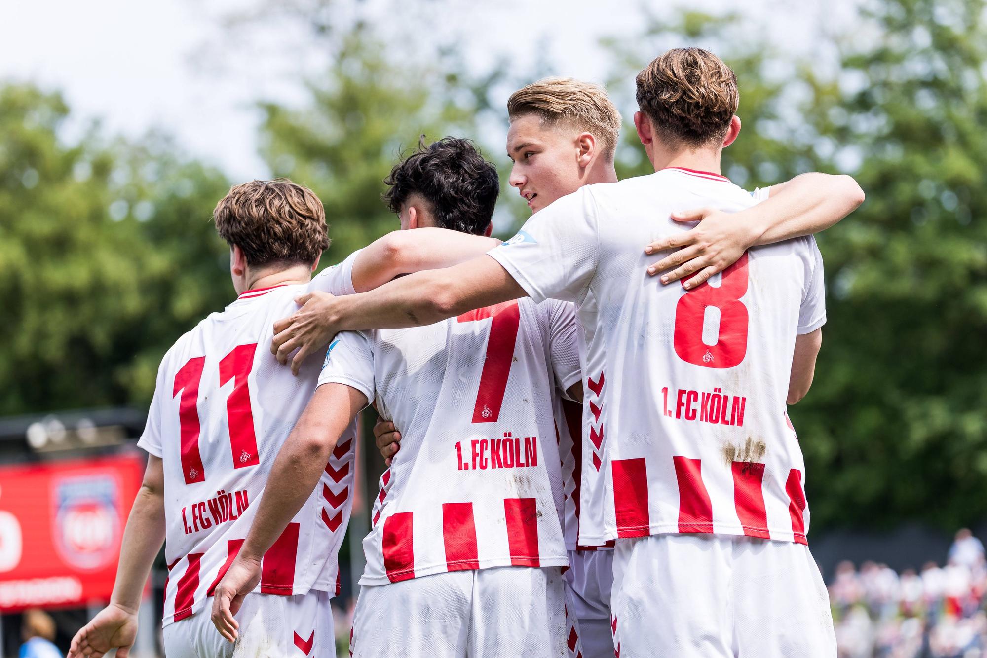Spieler der U19 des 1. FC Köln jubeln über ein Tor.