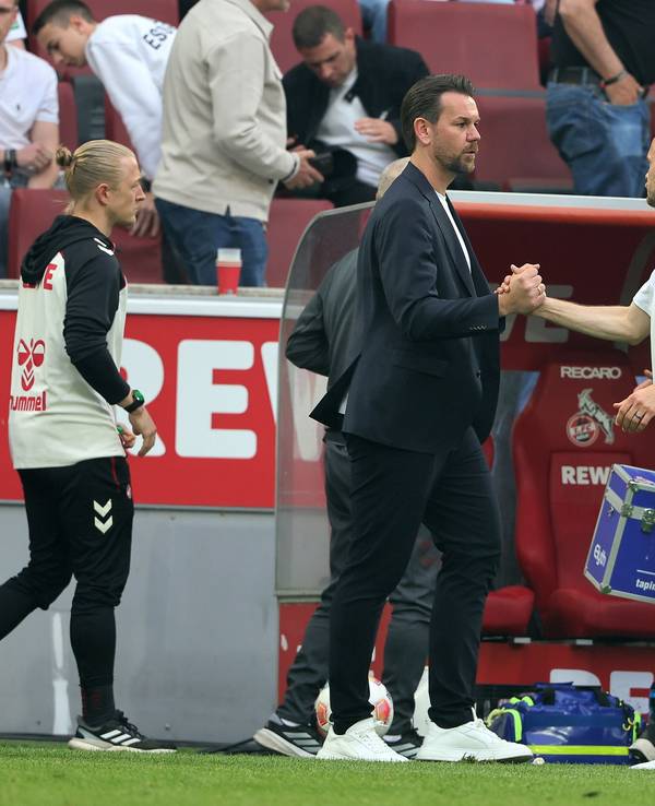 René Wagner klatscht mit Thomas Kessler (1. FC Köln) ab.