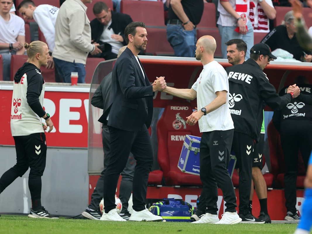 René Wagner klatscht mit Thomas Kessler (1. FC Köln) ab.