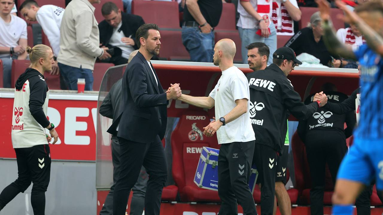 René Wagner klatscht mit Thomas Kessler (1. FC Köln) ab.