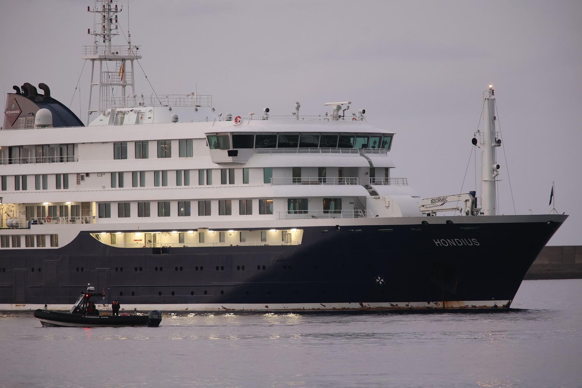 Das von einem Ausbruch des Hantavirus betroffene niederländische Kreuzfahrtschiff „MV Hondius“ (rechts) ist im Hafen von Granadilla im Süden der spanischen Urlaubsinsel Teneriffa eingetroffen.