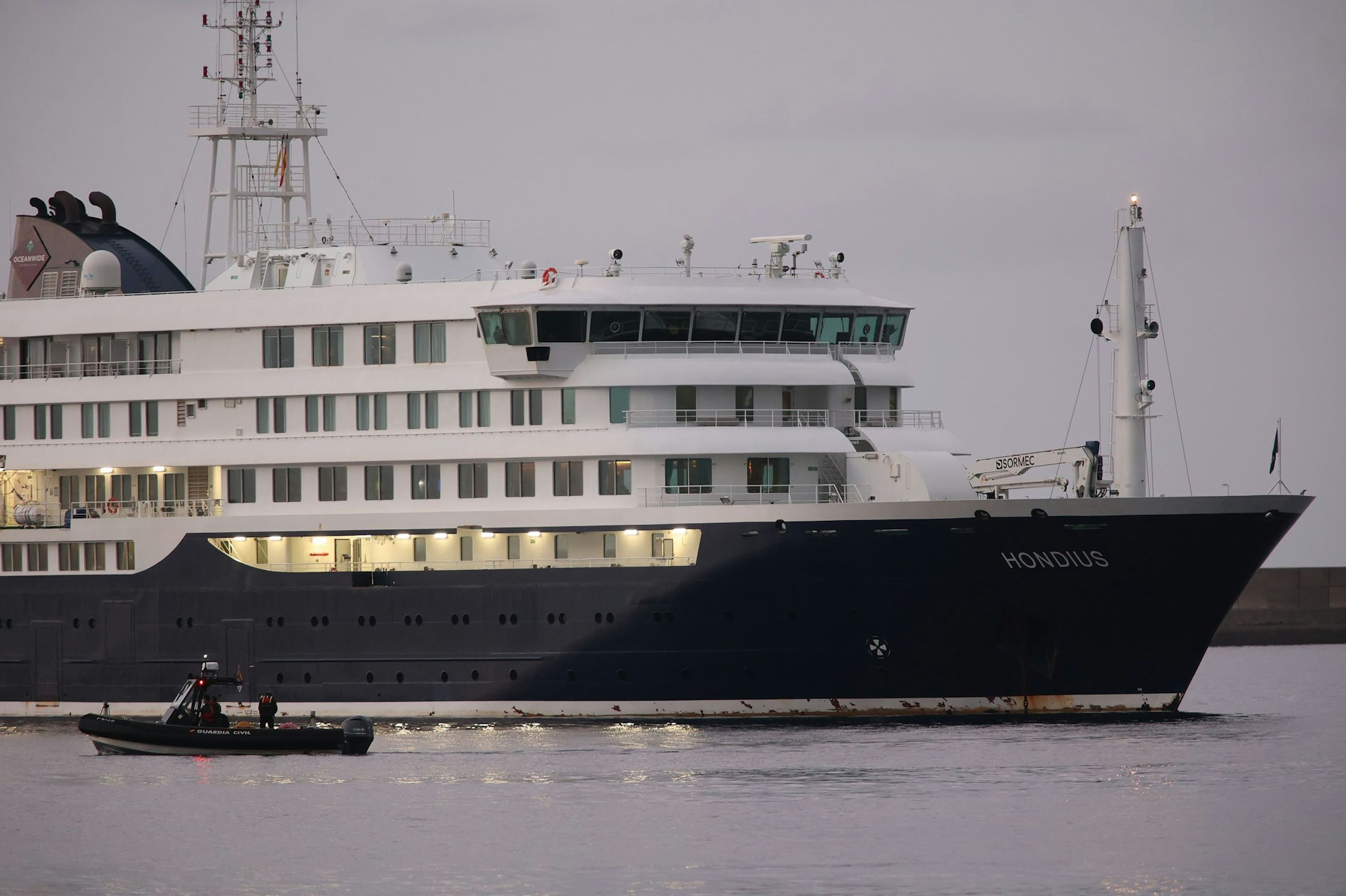 Das von einem Ausbruch des Hantavirus betroffene niederländische Kreuzfahrtschiff „MV Hondius“ (rechts) ist im Hafen von Granadilla im Süden der spanischen Urlaubsinsel Teneriffa eingetroffen.