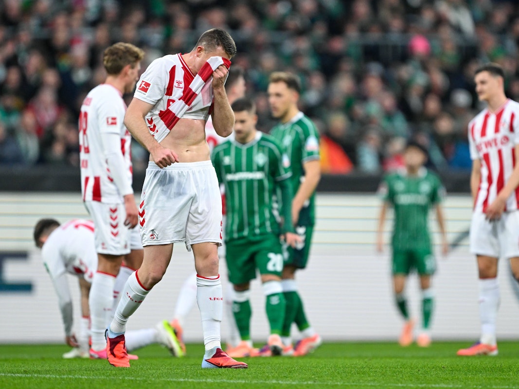 Dominique Heintz hält sich sein FC-Trikot vor das Gesicht.