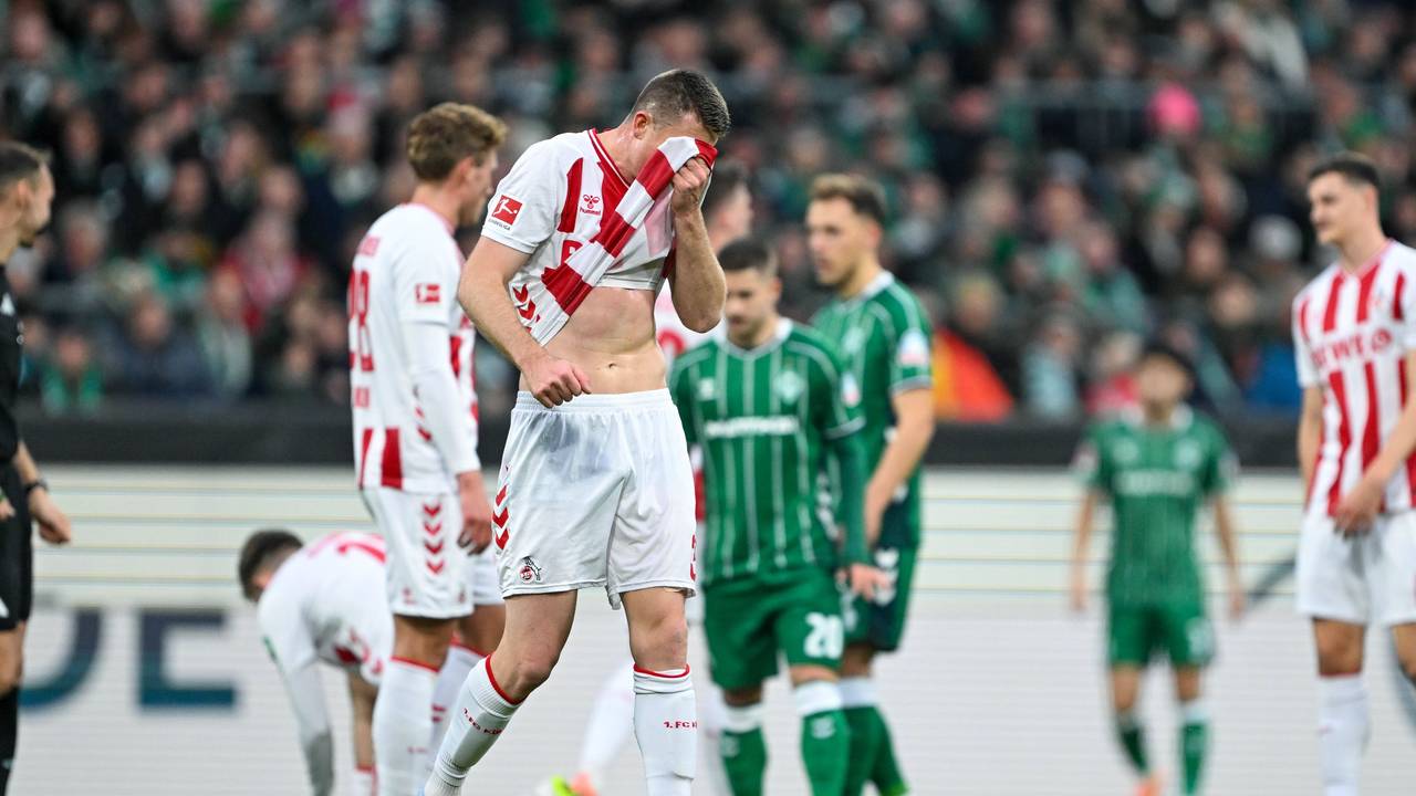 Dominique Heintz hält sich sein FC-Trikot vor das Gesicht.
