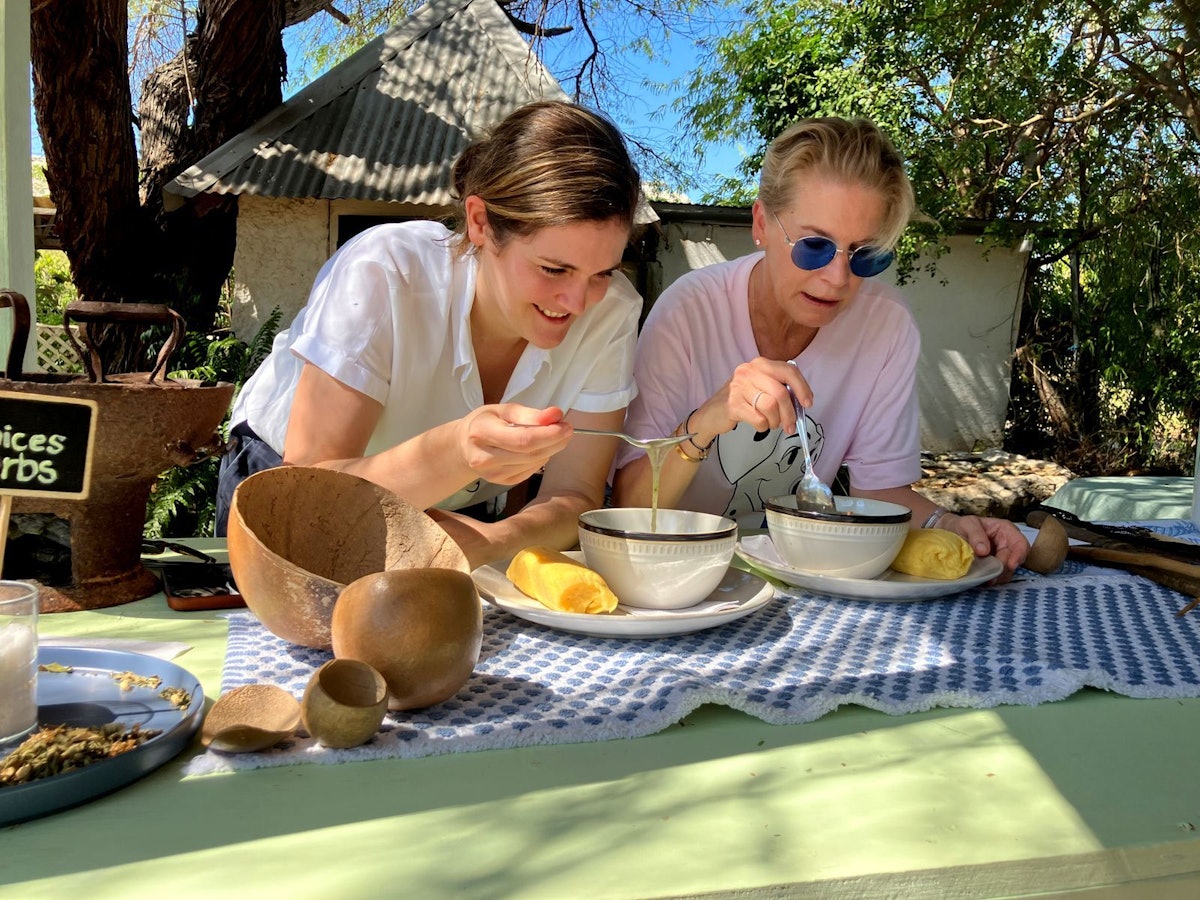 Auf Curaçao werden Viktoria Fuchs und Cornelia Poletto mit Kaktussuppe konfrontiert. (Bild: RTL / Endemol Shine / Marité Schulte)