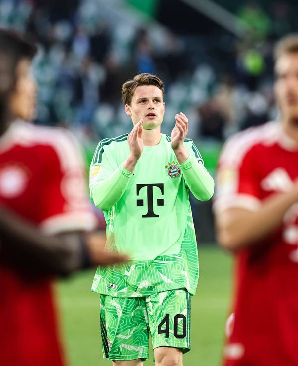Jonas Urbig bedankt sich bei den Fans.
