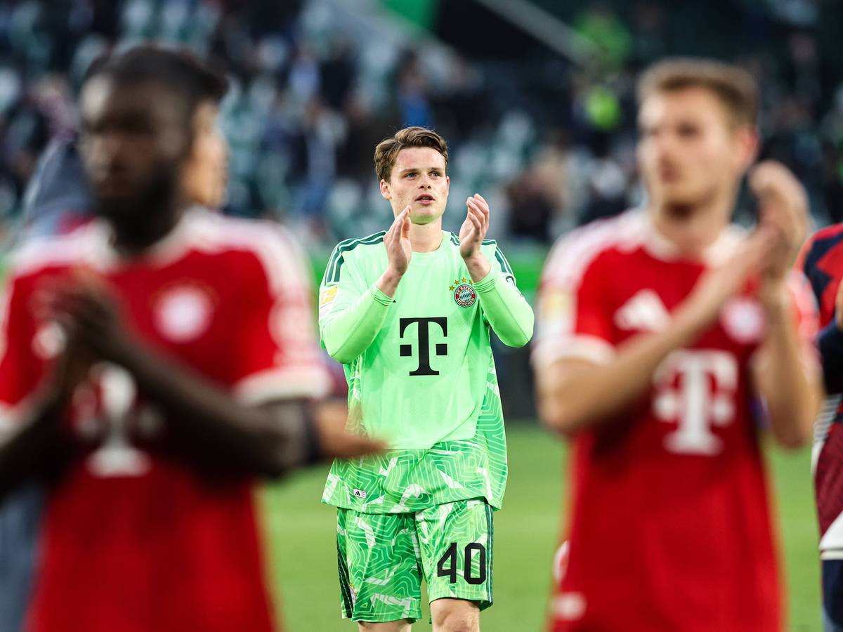 Jonas Urbig bedankt sich bei den Fans.