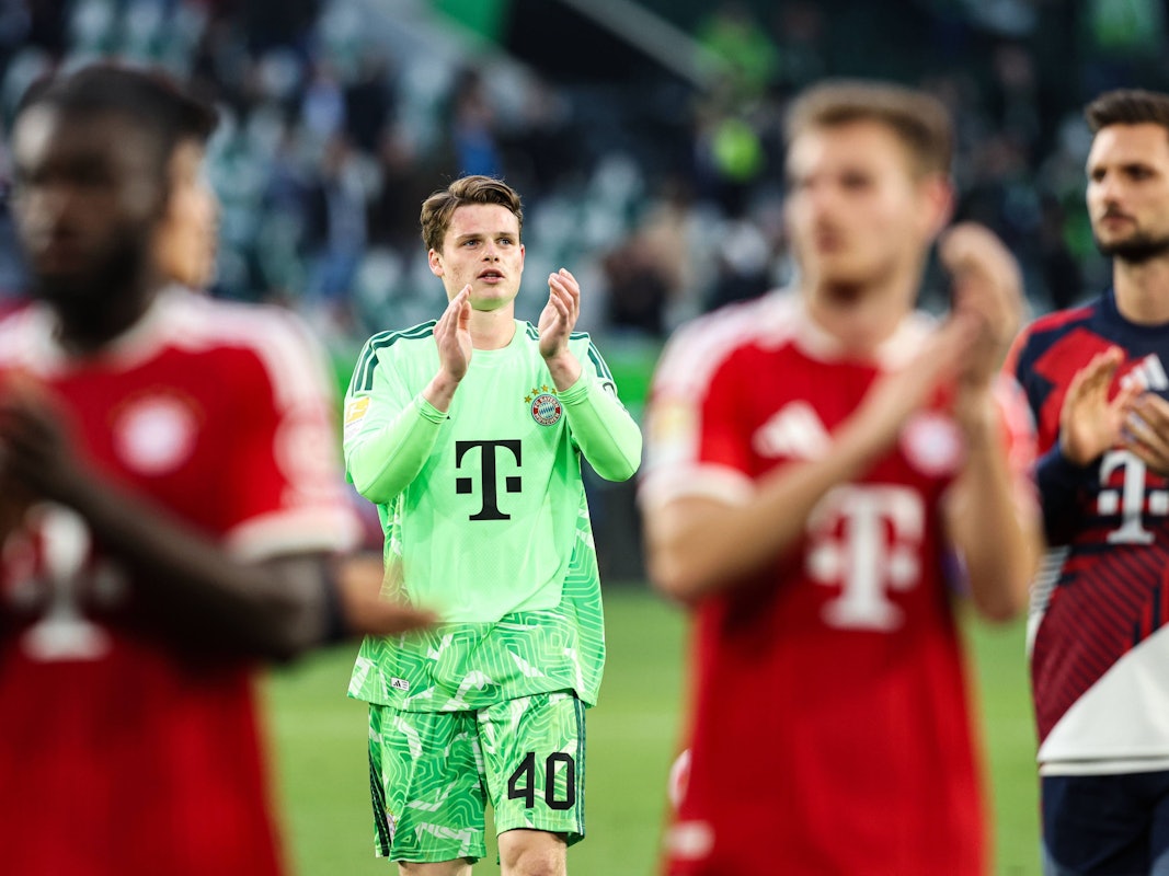 Jonas Urbig bedankt sich bei den Fans.