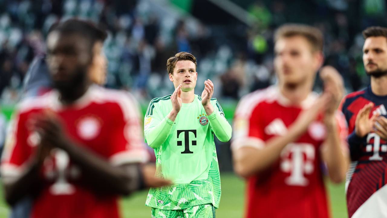 Jonas Urbig bedankt sich bei den Fans.