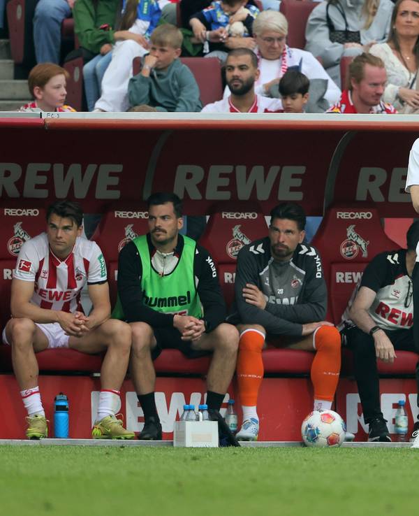 René Wagner (1. FC Köln) steht an der Seitenlinie.