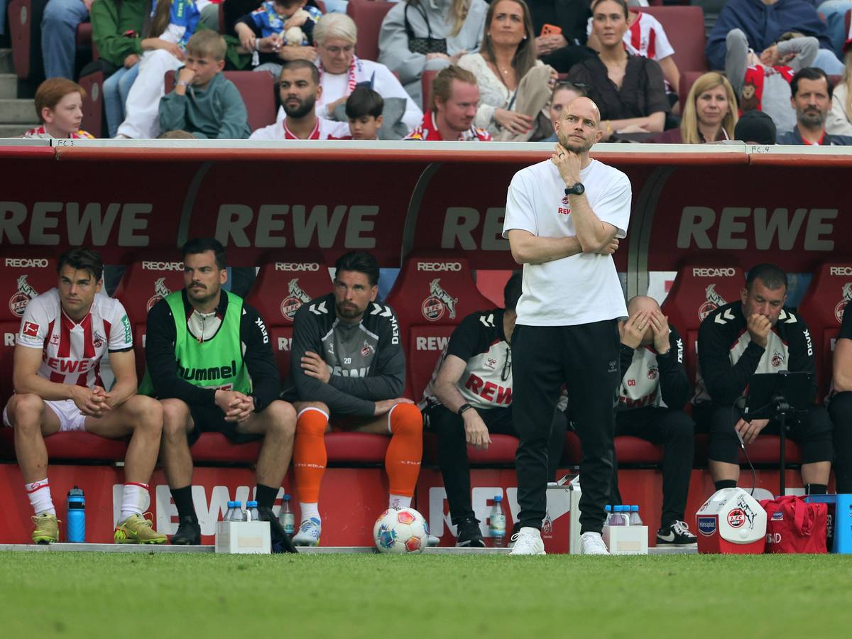 René Wagner steht vor der Bank des 1. FC Köln.