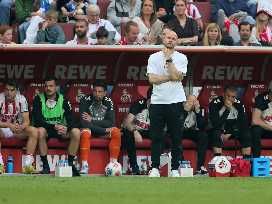 René Wagner (1. FC Köln) steht an der Seitenlinie.
