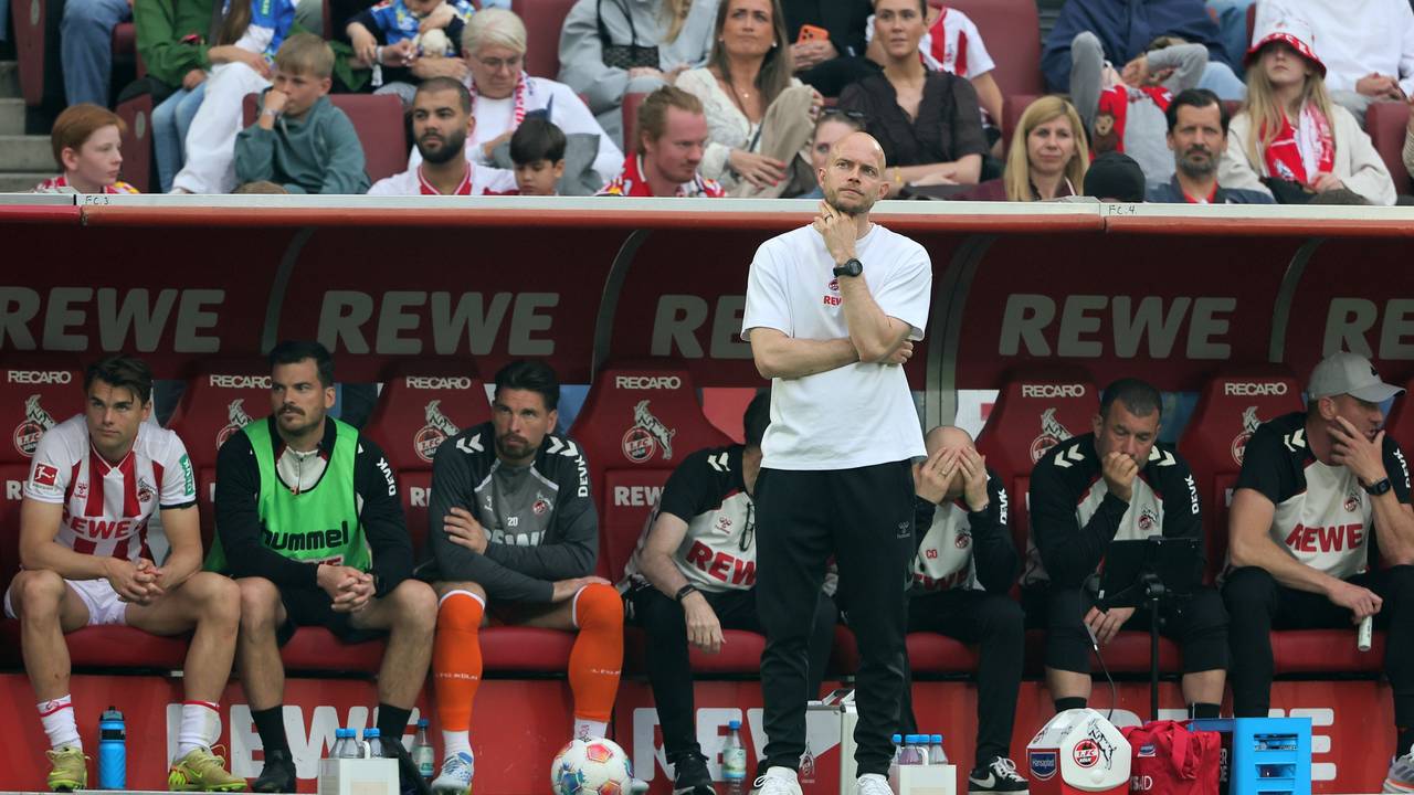 René Wagner (1. FC Köln) steht an der Seitenlinie.