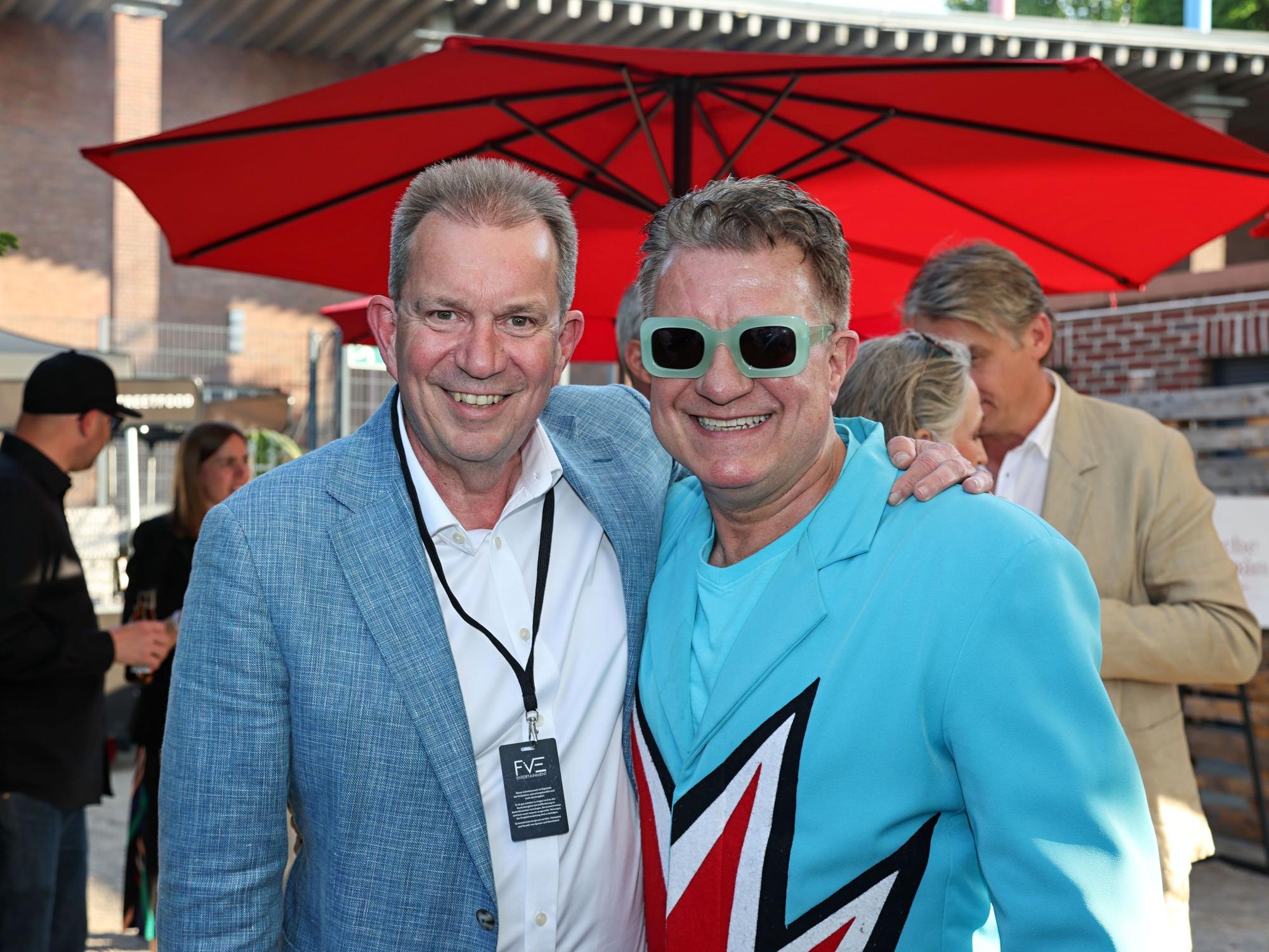 Ralf Nüsser posiert mit Entertainer Linus.