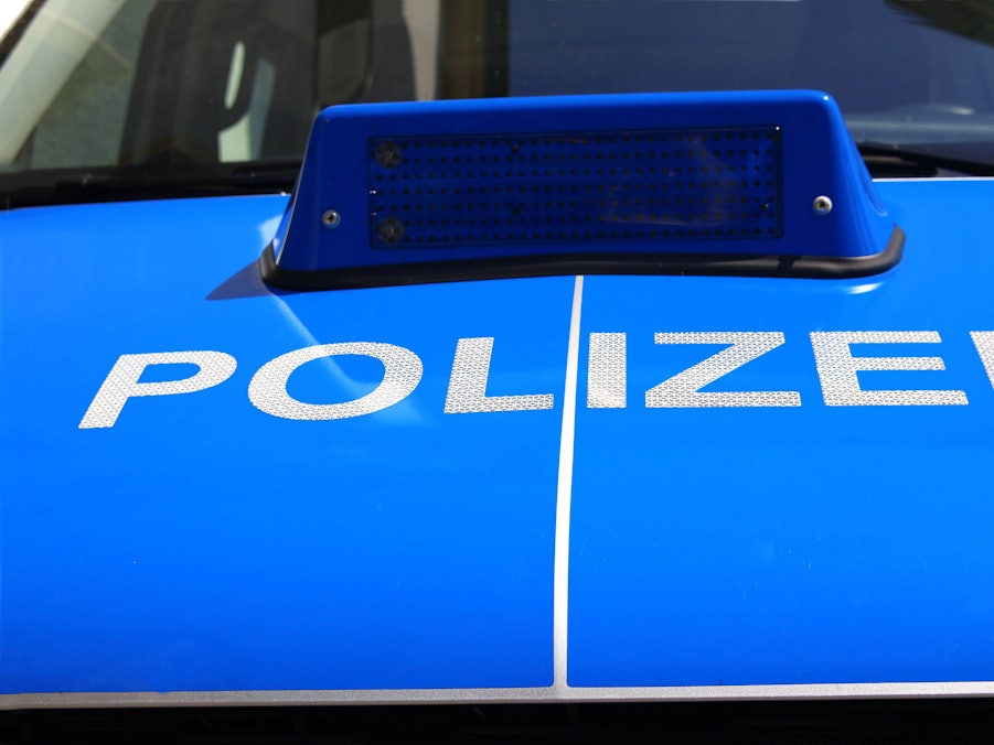 Blaues Polizeiauto mit Kennzeichnung