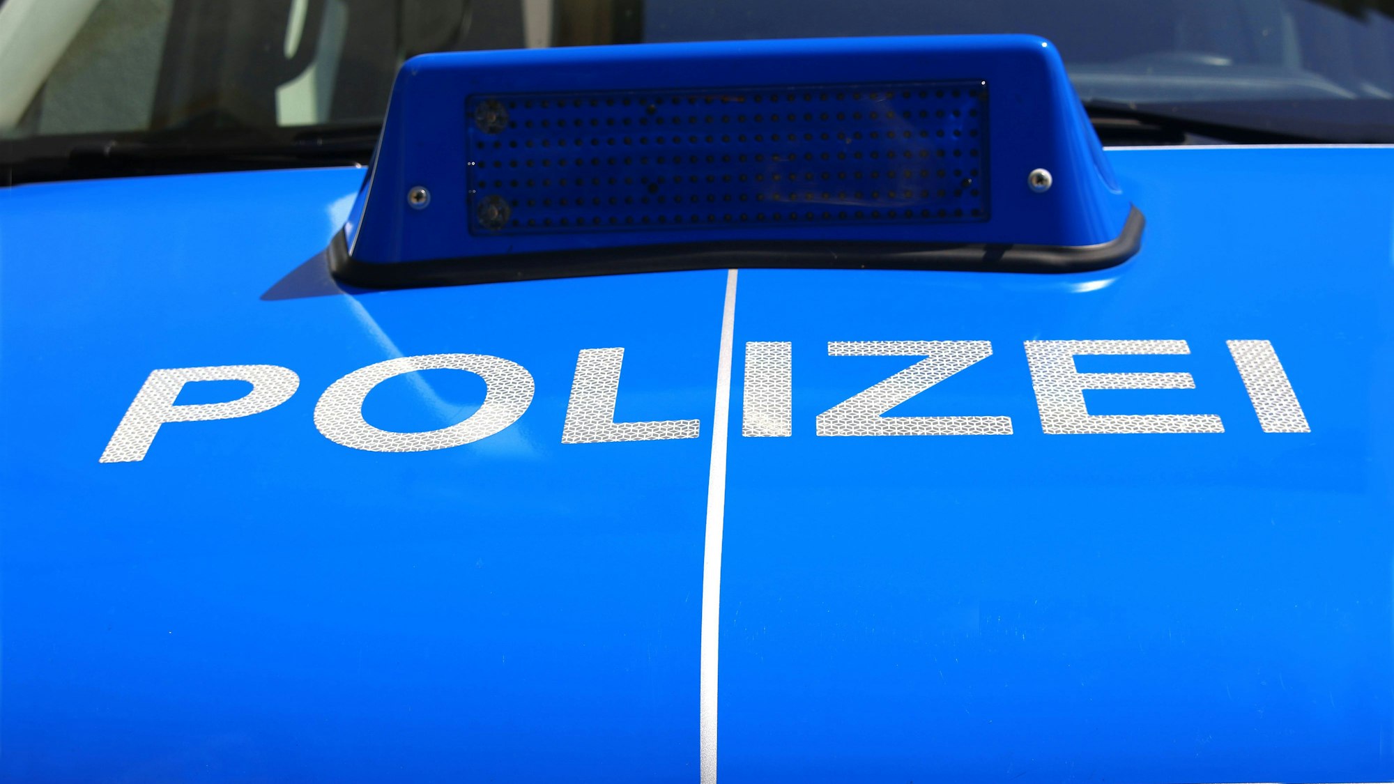 Blaues Polizeiauto mit Kennzeichnung