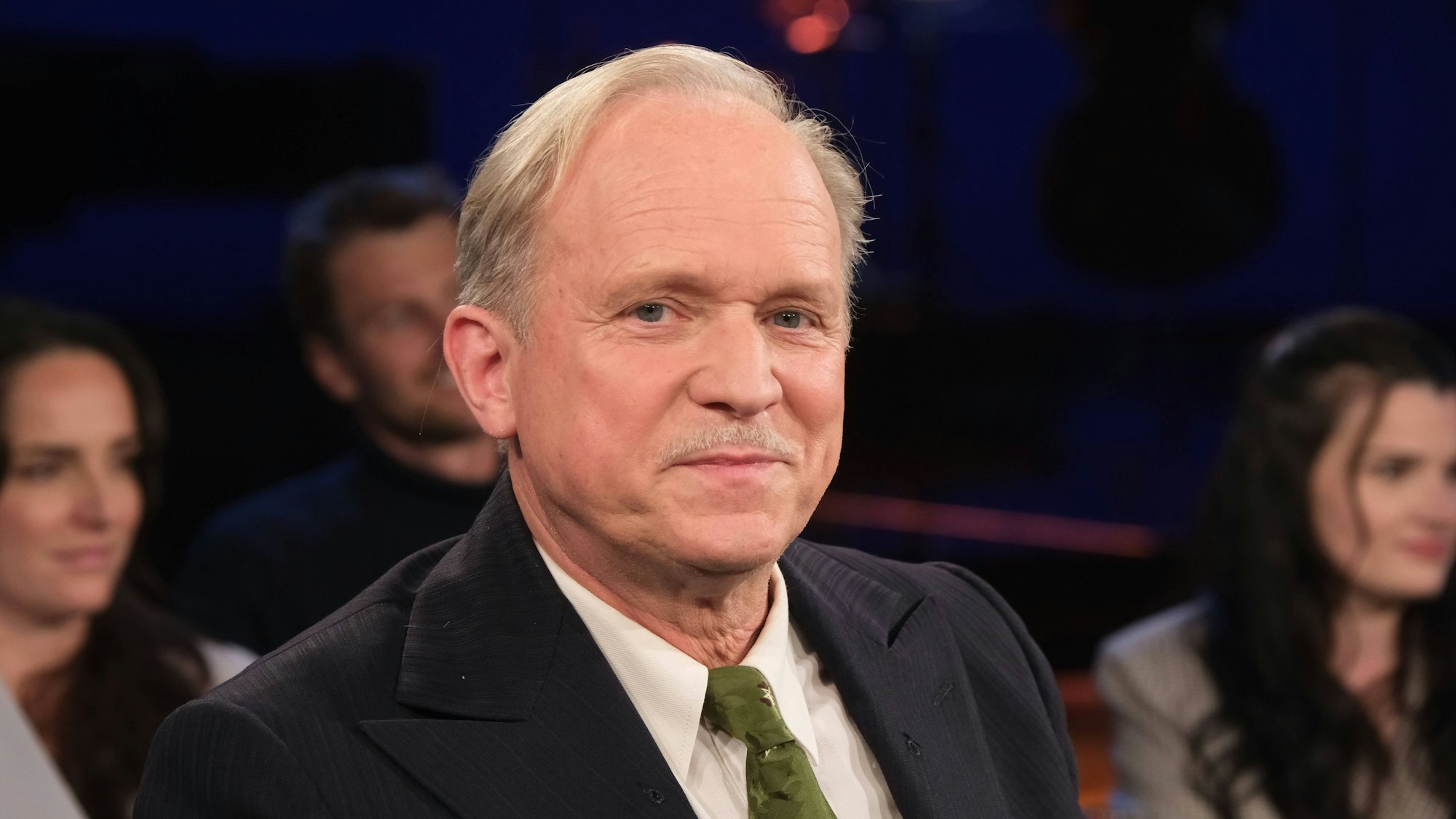 Ulrich Tukur und unscharfe Personen