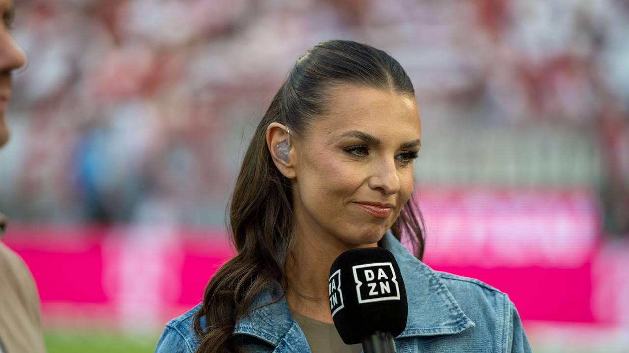 Laura Wontorra hält ein DAZN-Mikrofon in der Hand.