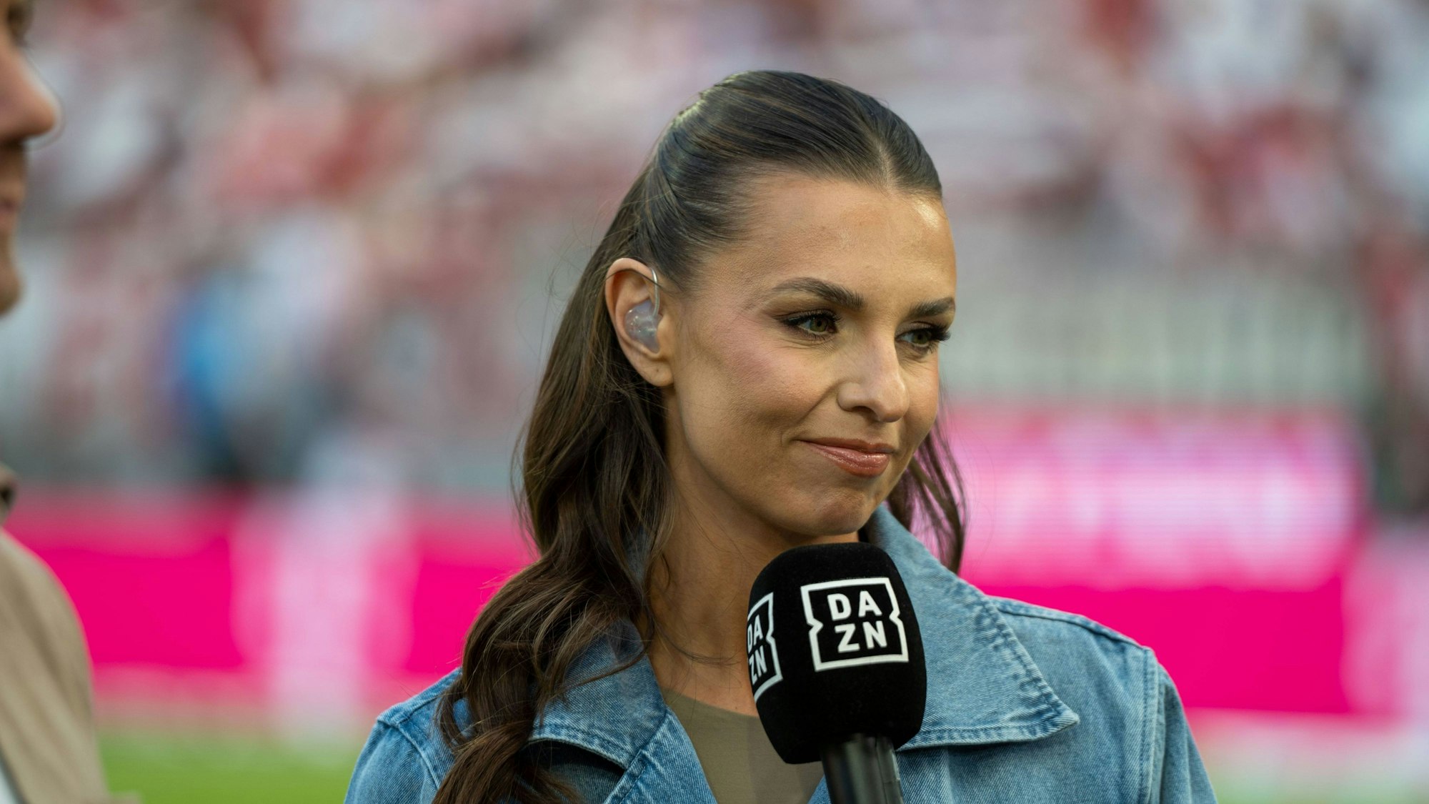 Laura Wontorra bei DAZN im Einsatz.