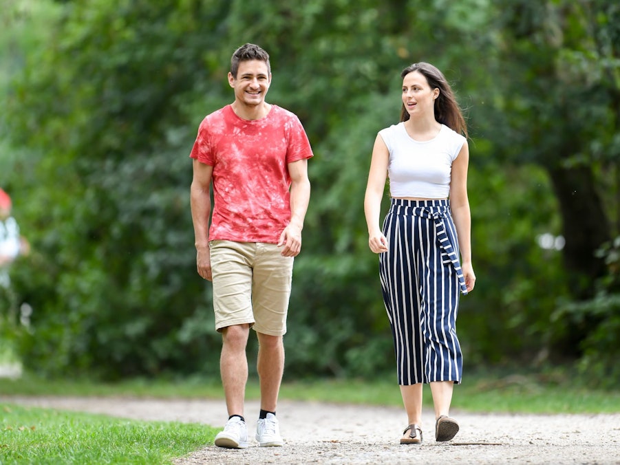 Mann und Frau gehen im Park spazieren