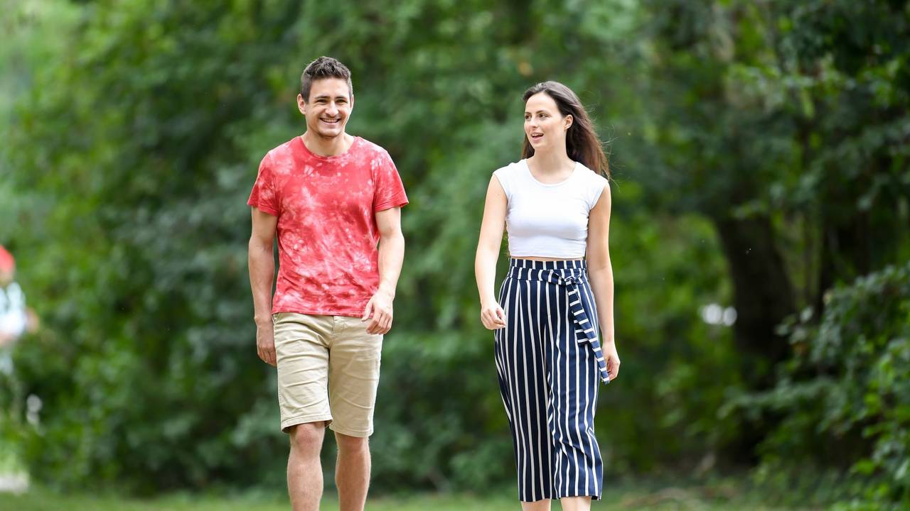 Mann und Frau gehen im Park spazieren