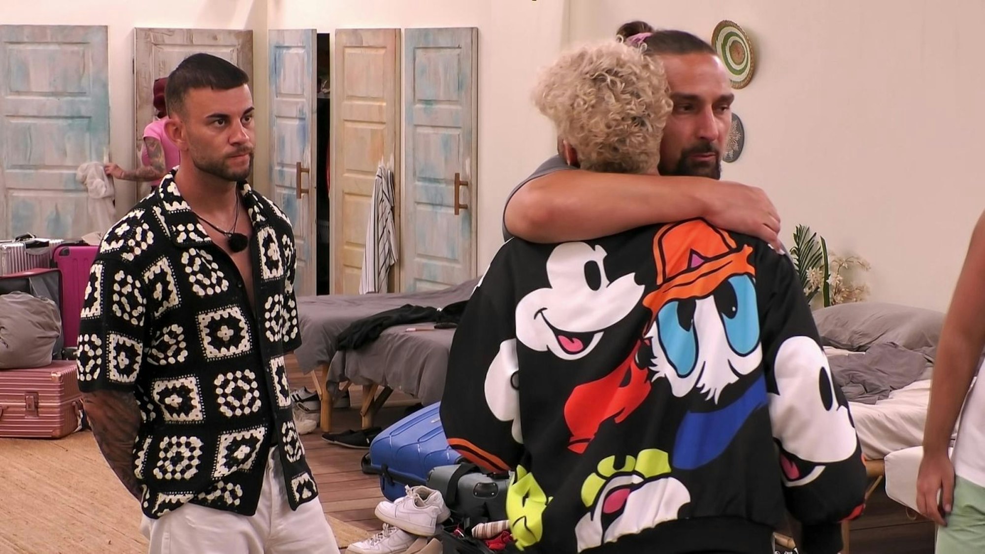 Serkan (links) und Sandy (Mitte) verabschieden sich von Sam. (Bild: RTLZWEI)