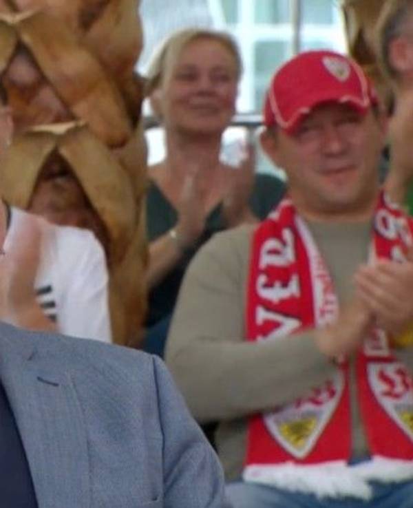 Stefan Effenberg lacht im Doppelpass.