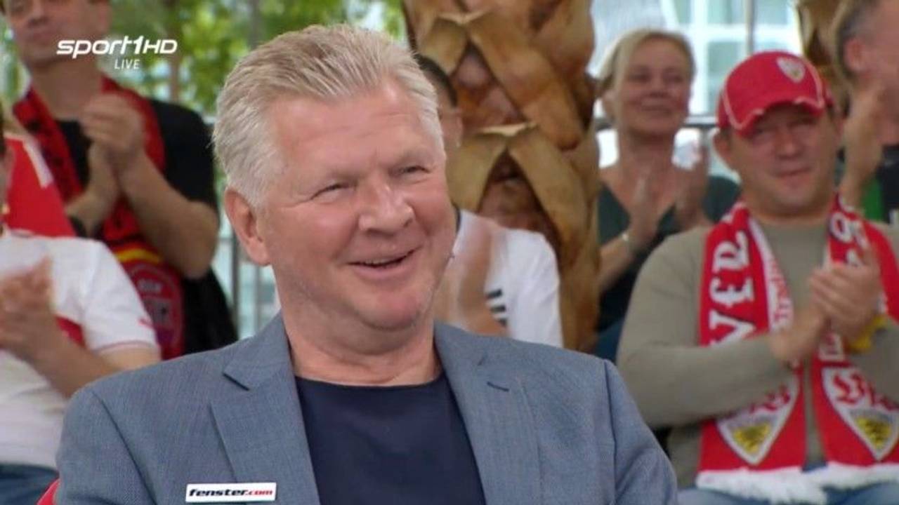 Stefan Effenberg lacht im Doppelpass.