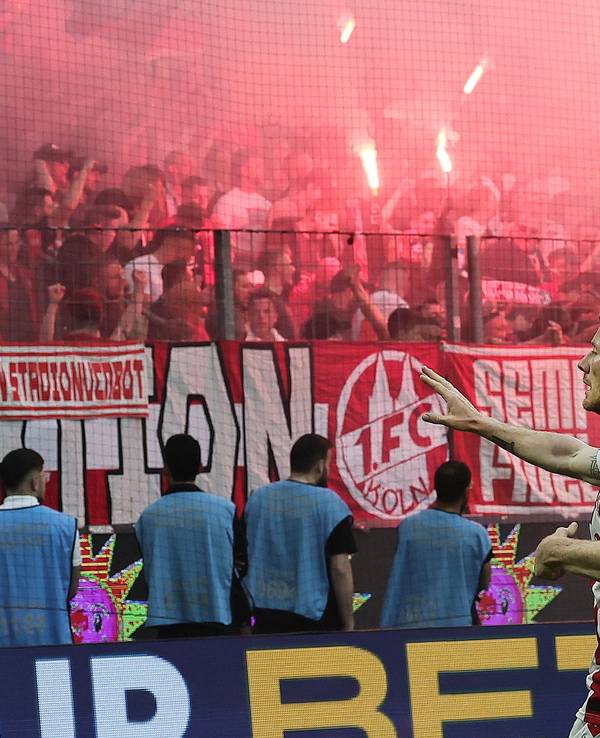 Florian Kainz vor den FC-Fans, die Pyrotechnik zündeln.