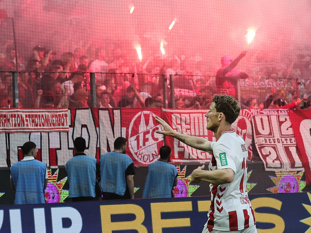 Florian Kainz vor den FC-Fans, die Pyrotechnik zündeln.