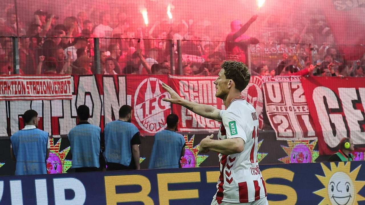 Florian Kainz vor den FC-Fans, die Pyrotechnik zündeln.