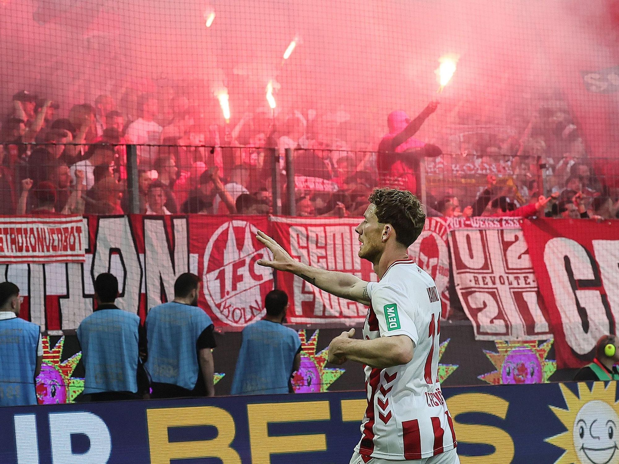 Florian Kainz vor den FC-Fans, die Pyrotechnik zündeln.