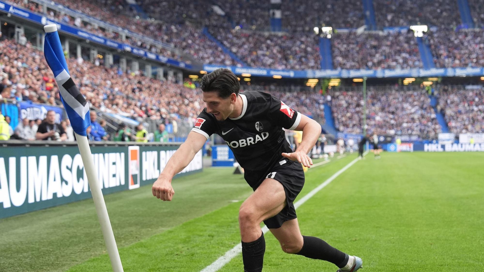 Umstrittener Jubel: Freiburgs Torschütze und Ex-St. Paulianer Igor Matanovic boxt eine HSV-Eckfahne nach seinem Treffer zum 1:1.