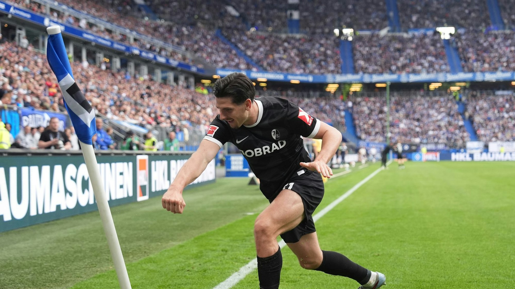 Umstrittener Jubel: Freiburgs Torschütze und Ex-St. Paulianer Igor Matanovic boxt eine HSV-Eckfahne nach seinem Treffer zum 1:1.