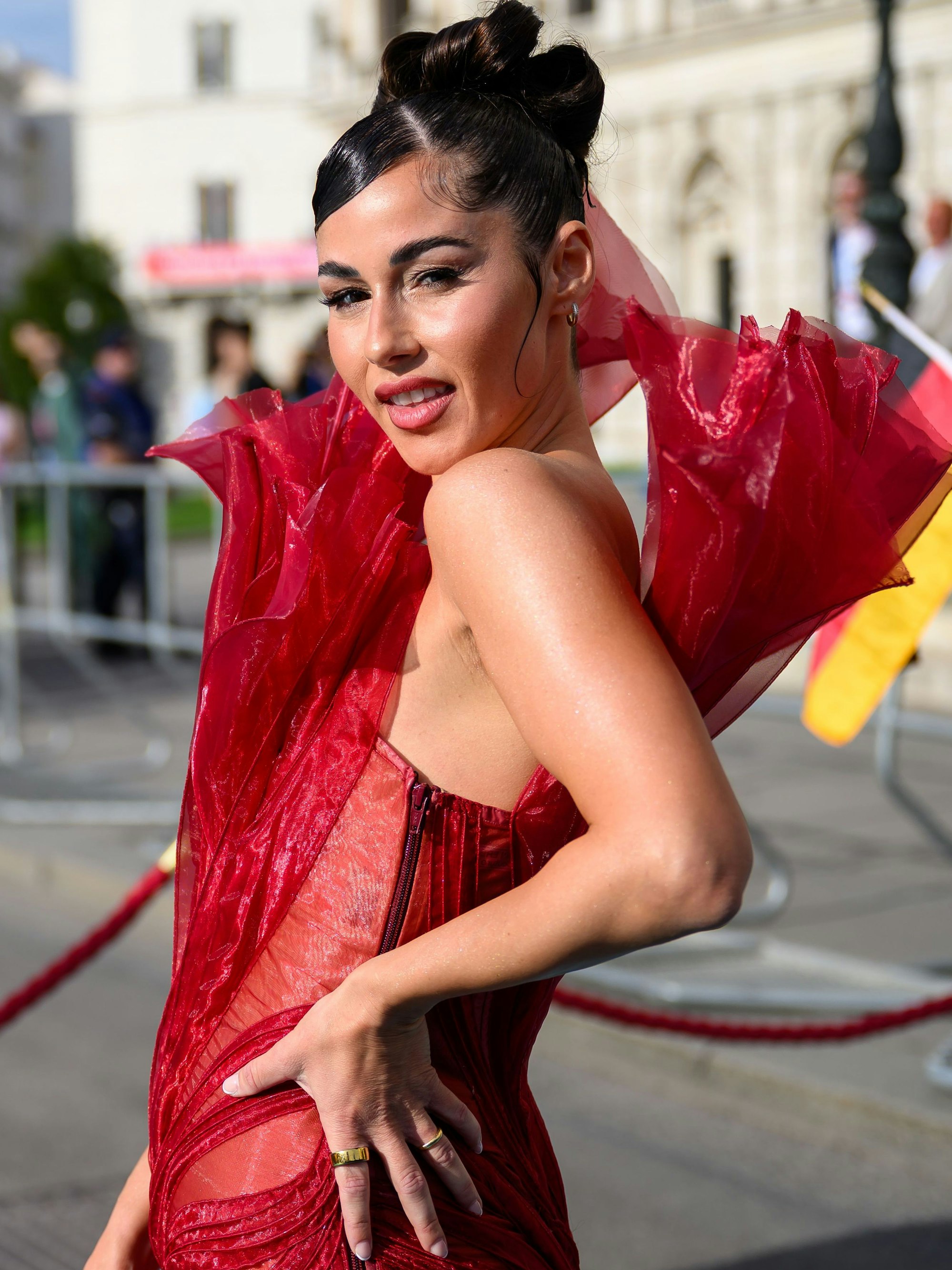 Sarah Engels, die Deutschland beim ESC vertritt, steht bei der Eröffnungszeremonie „Eurovision Song Contest (ESC) 2026: Merci Cherie - Grand Opening“ im Eurovision Village am Rathausplatz.