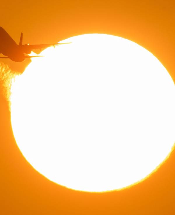 Flugzeug bei Sonnenuntergang