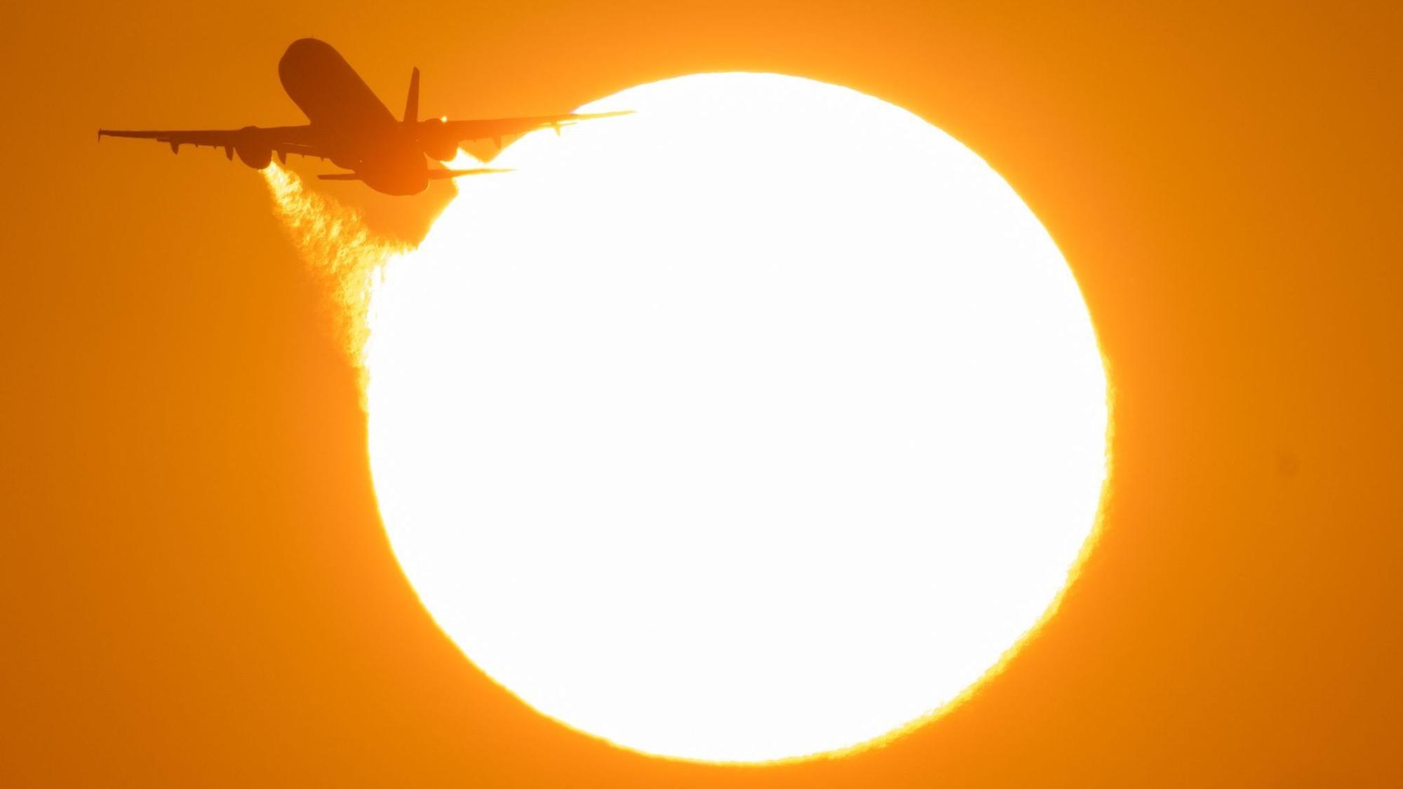 Flugzeug bei Sonnenuntergang