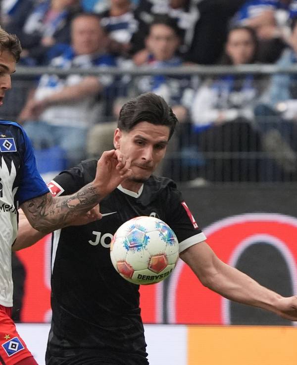 Torschützen unter sich: HSV-Verteidiger Luka Vuskovic (l) und Freiburgs Igor Matanovic.