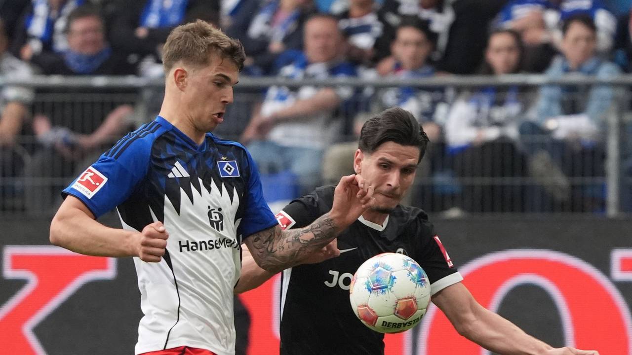 Torschützen unter sich: HSV-Verteidiger Luka Vuskovic (l) und Freiburgs Igor Matanovic.