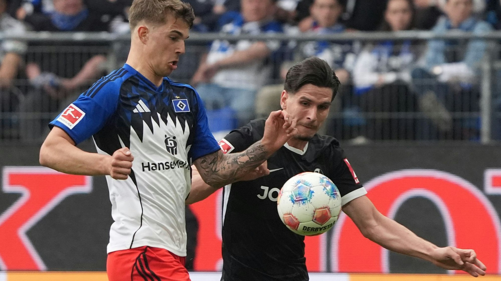 Torschützen unter sich: HSV-Verteidiger Luka Vuskovic (l) und Freiburgs Igor Matanovic.