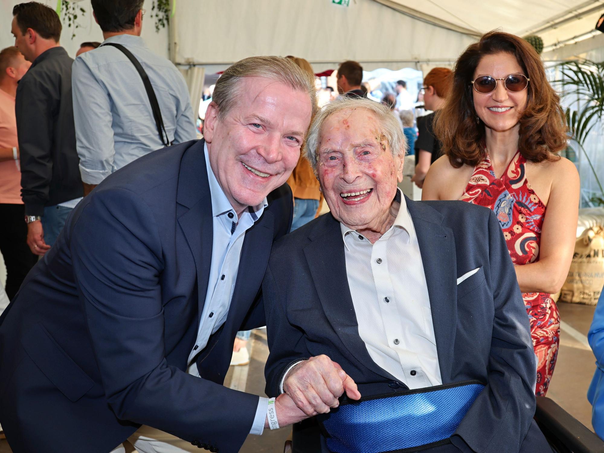 Christoph Kuckelkorn und Ehefrau Katia mit Ludwig Sebus.