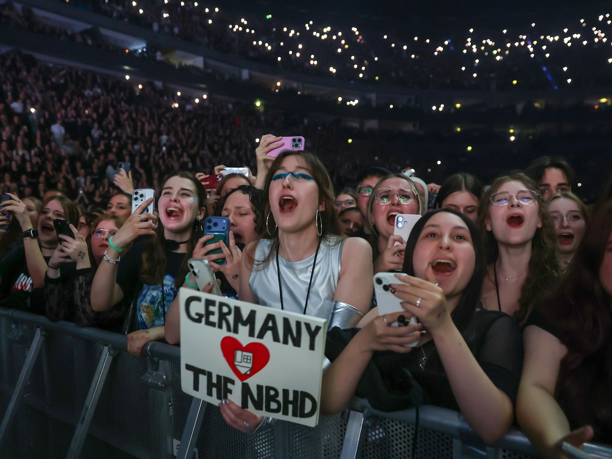 Fans von The Neighbourhood in der Lanxess-Arena.