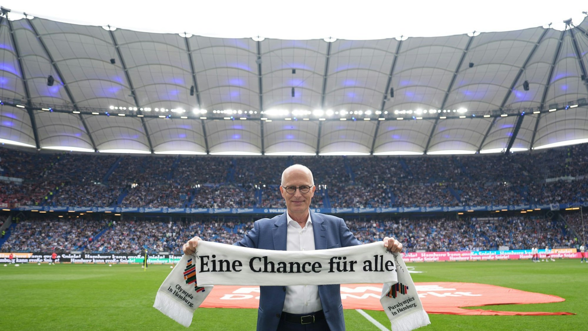 Olympia-Werbung für das Referendum: Hamburgs Erster Bürgermeister Peter Tschentscher (SPD) vor dem Anpfiff.