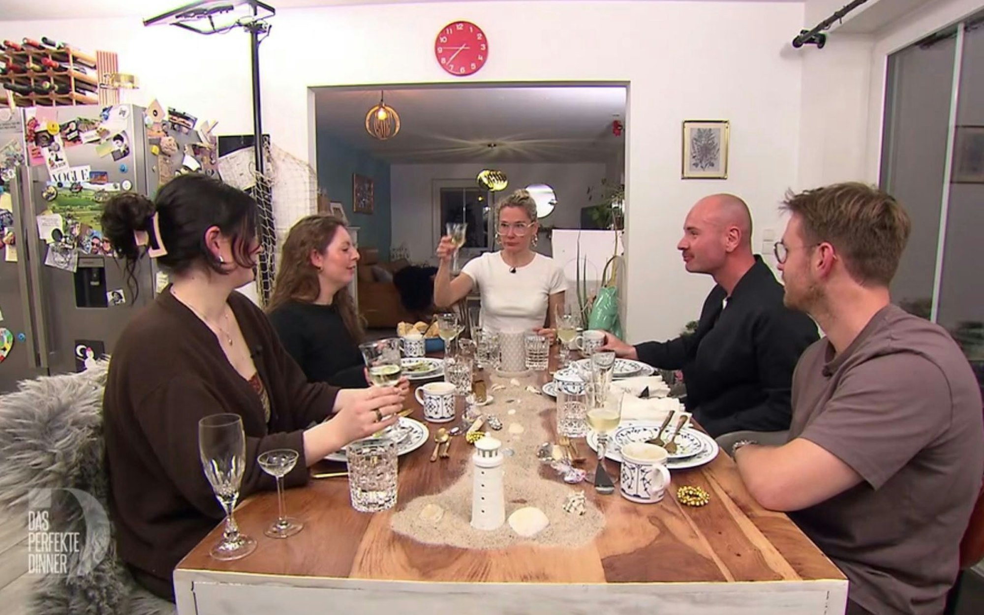 Zum Auftakt in und um Kiel trifft sich die „Dinner“-Runde bei Steffi in Holtsee. (Bild: RTL)